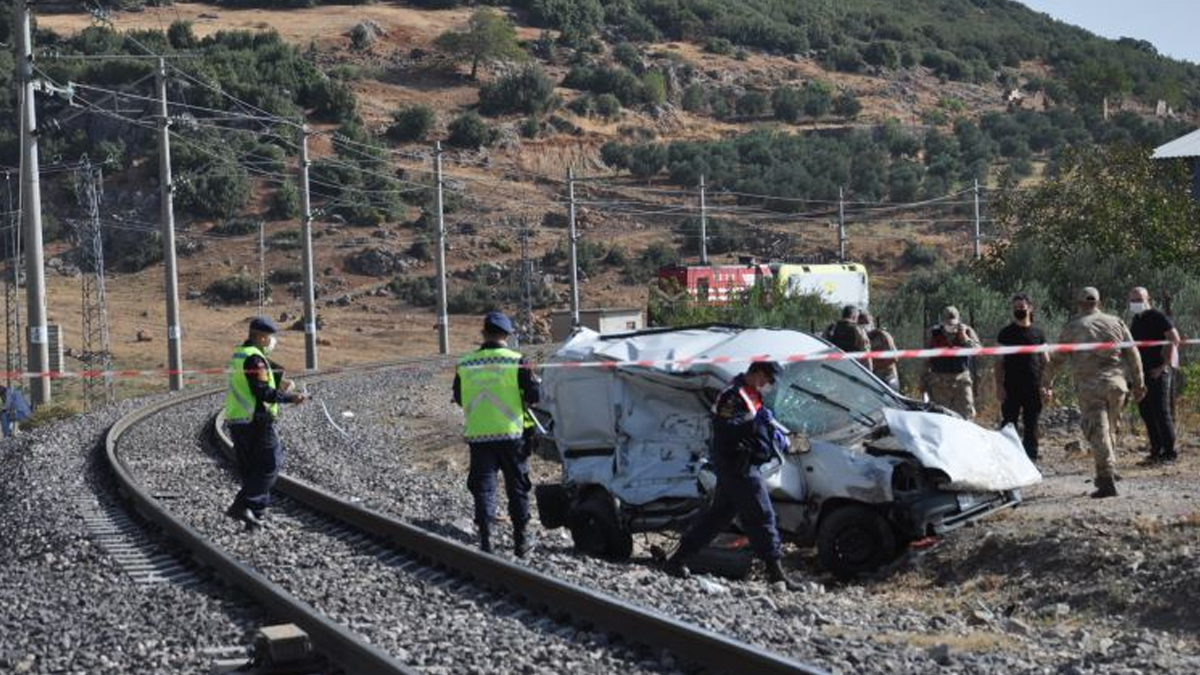 Gaziantep'te tren hafif ticari araca çarptı