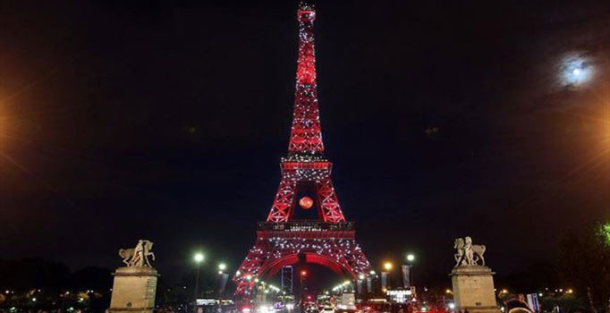 Eyfel kulesi yeniden Türk bayrağına büründü