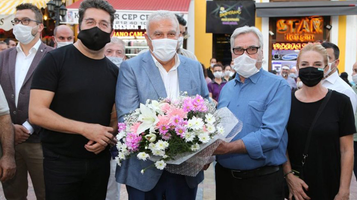 Ünlülerle fotoğraf çektiren muhtar 'pozitif' çıktı