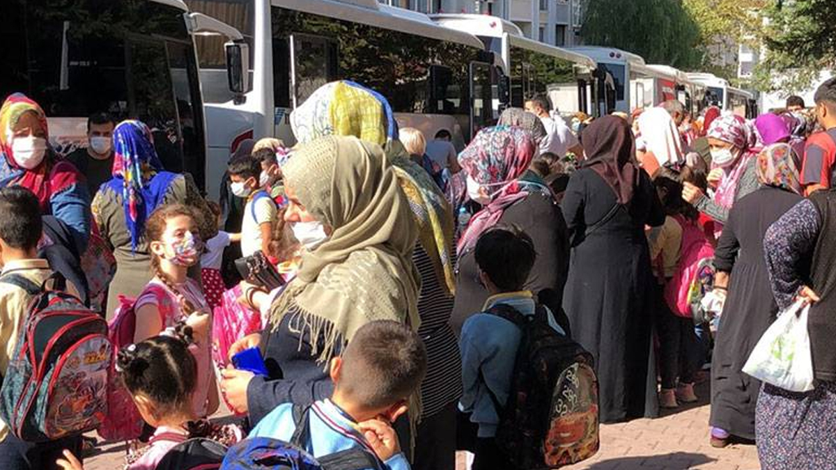 Okul önlerinde endişelendiren kalabalık: Sosyal mesafe hiçe sayıldı