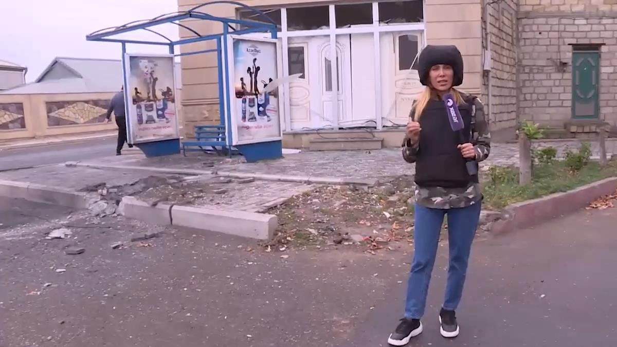 Şarkıcı Doğuş'un gazeteci eşi Azerbaycan’da cepheye gitti