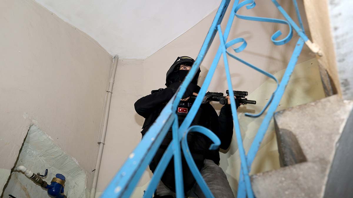İstanbul'da eş zamanlı DEAŞ baskınları! 14 şüpheli yakalandı