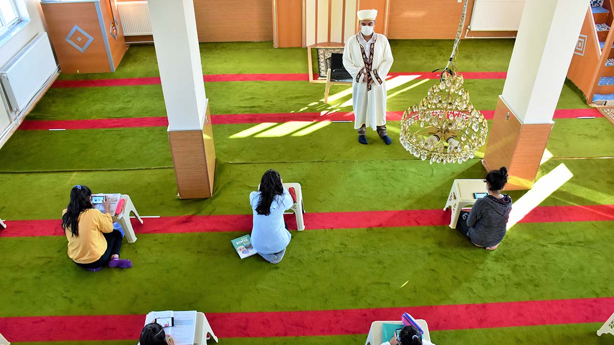Camide EBA TV seferberliği... İmam internet bağlattı, cami öğrencilerle doldu