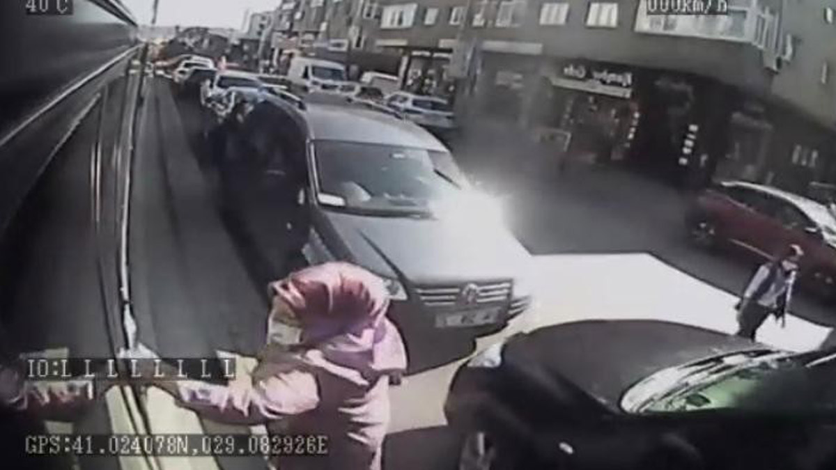 Kendisini almayan şoföre kızan kadın, takip ettiği otobüsü kırmızıya boyadı