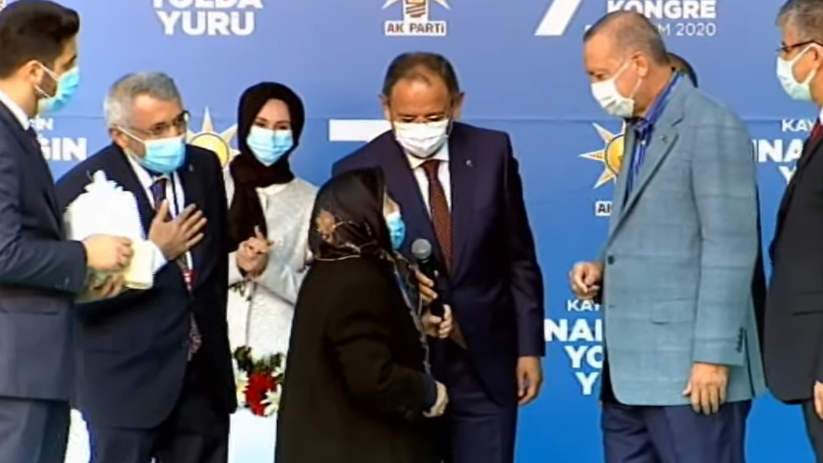 Erdoğan’la konuşan yaşlı kadın: Senin damadının adı Bayraktar mıydı, ona benim için sarıl