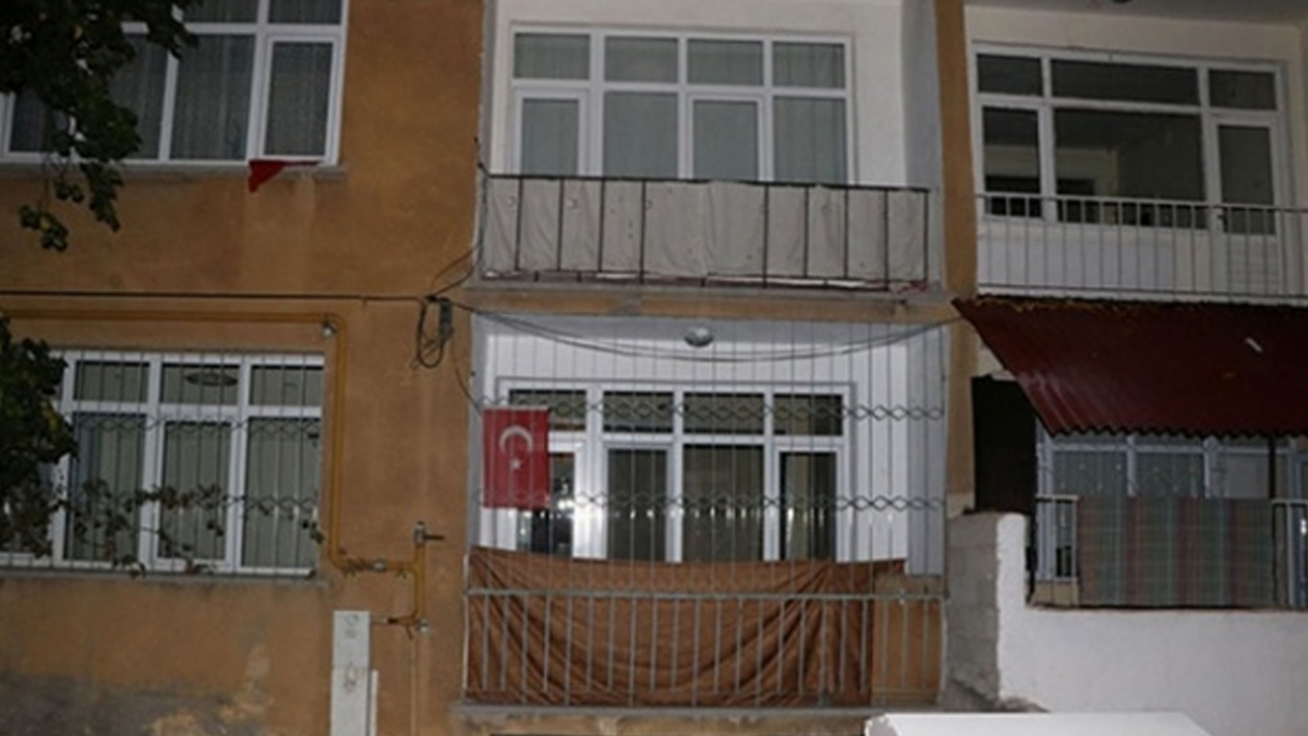 Eşinin bıçakladığı kadın balkondan atladı