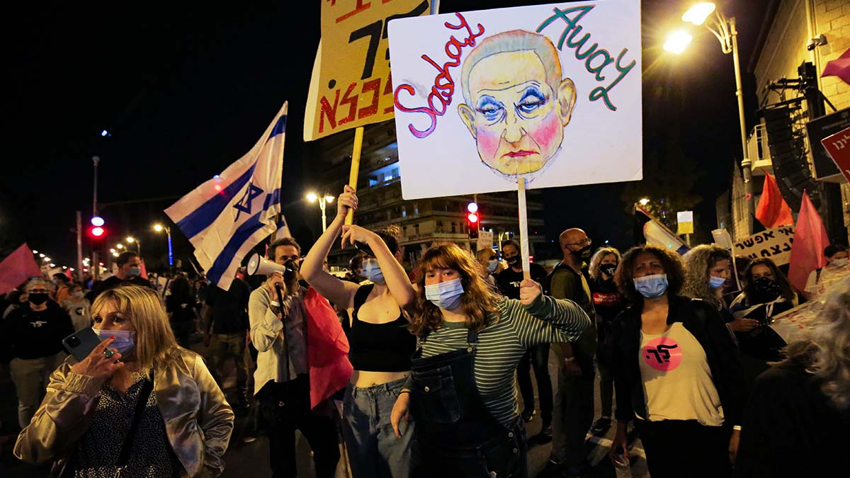 Netanyahu karşıtları 18 haftadır sokakta... 'Bibi Evine Git' sloganları atıldı