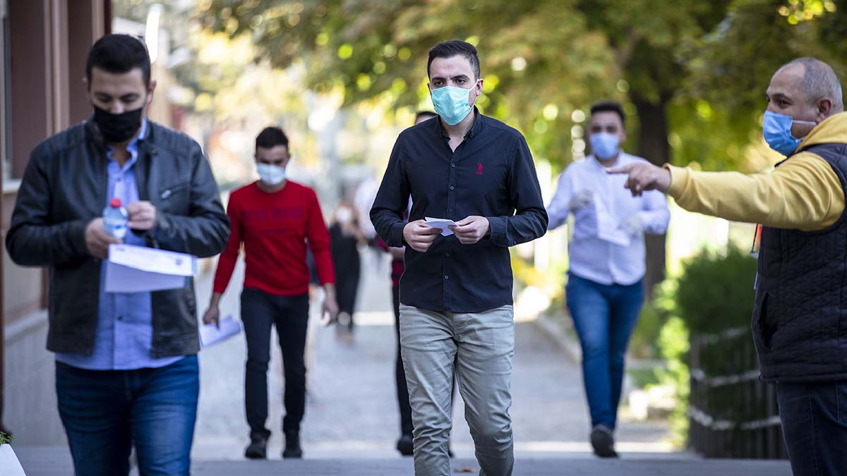 Kapalı alanda 4 dakika konuşan virüs kapıyor