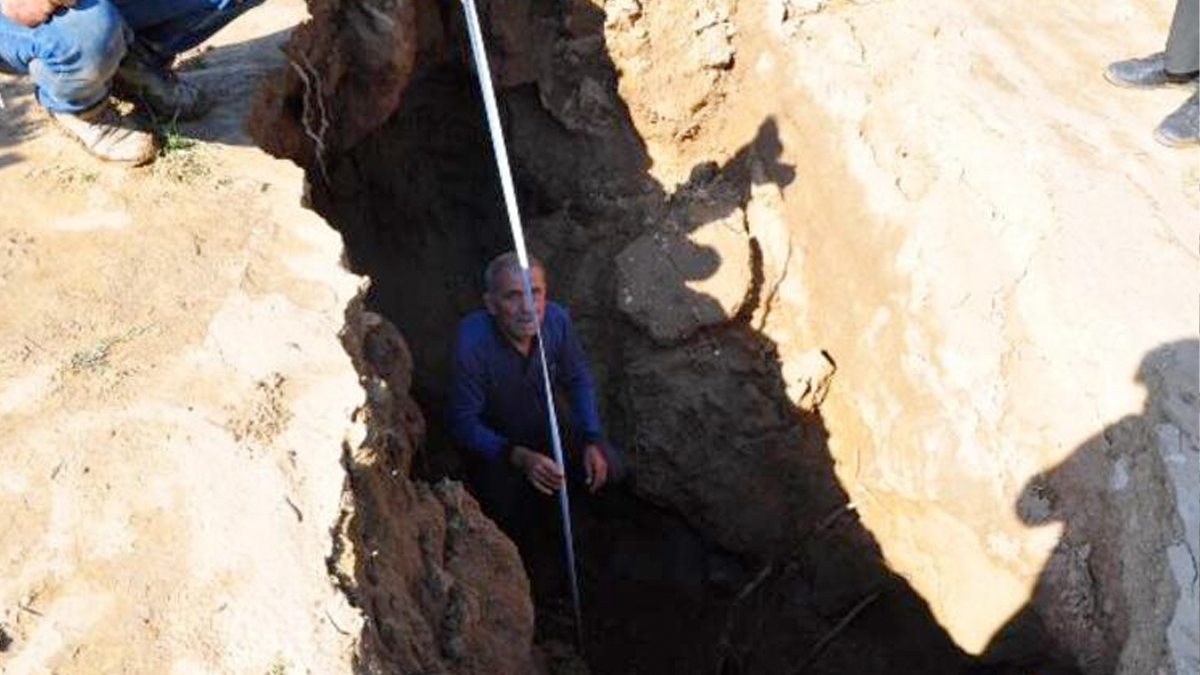 Manisa'da tedirgin eden görüntü! Fay hattındaki dev yarıklar korkuttu