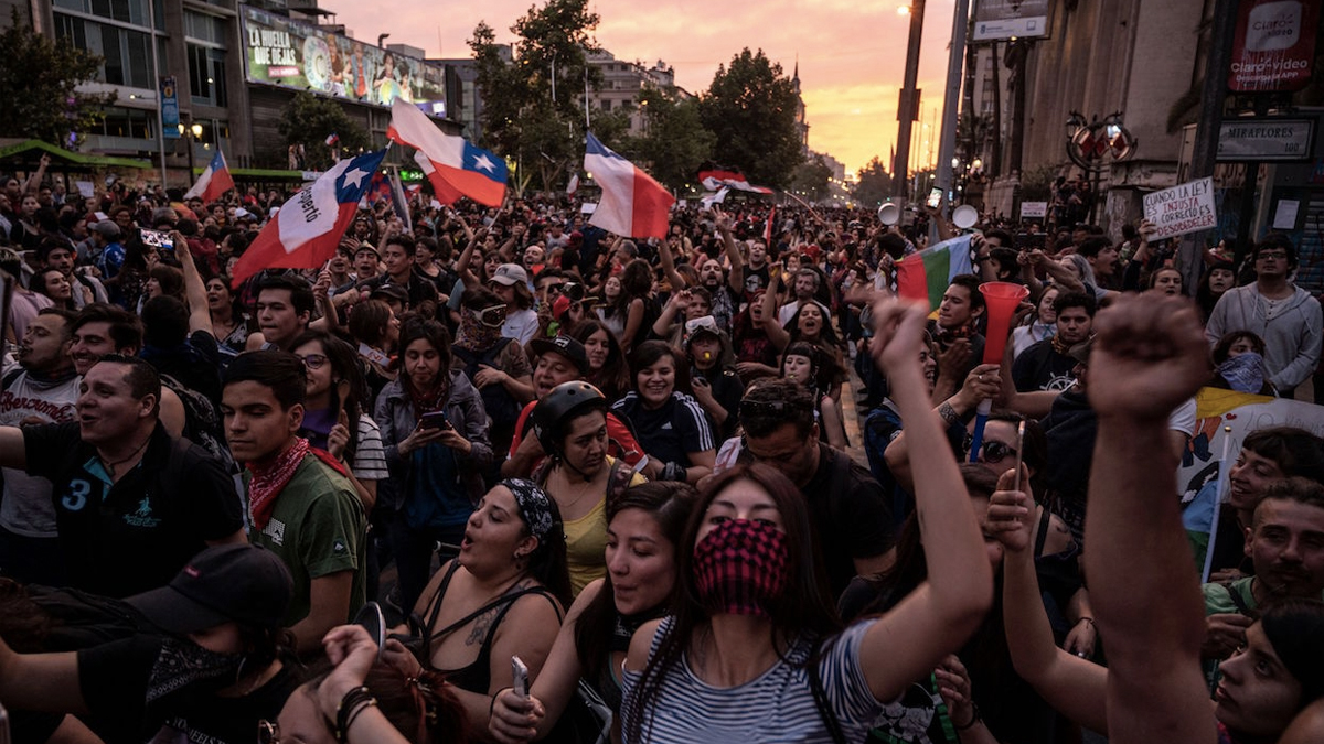 Şili'de halk anayasanın yeniden yazılmasını istedi