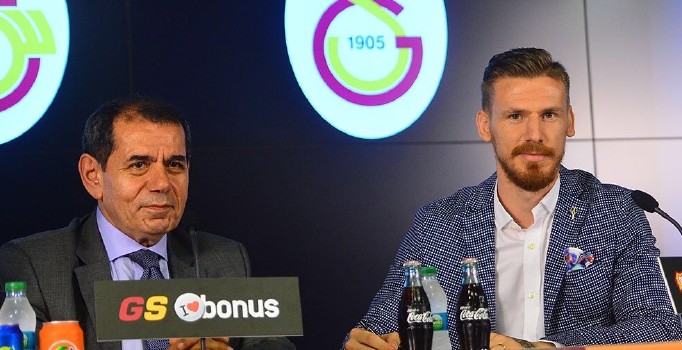 Serdar Aziz Galatasaray'a imzayı attı