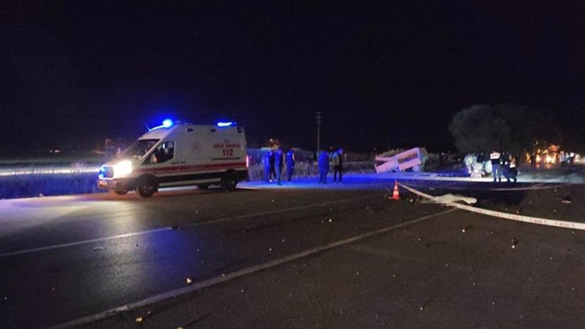 Devrilen traktörden düştü, başka bir aracın çarpmasıyla öldü