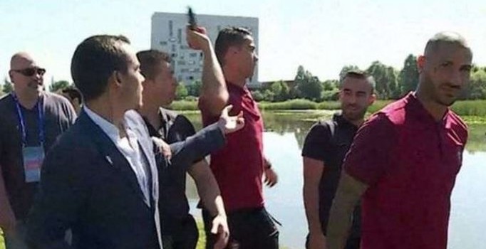 Ronaldo, spikerin mikrofonunu göle fırlattı
