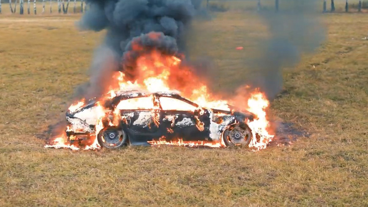 Rus fenomen lüks aracını benzin dökerek yaktı