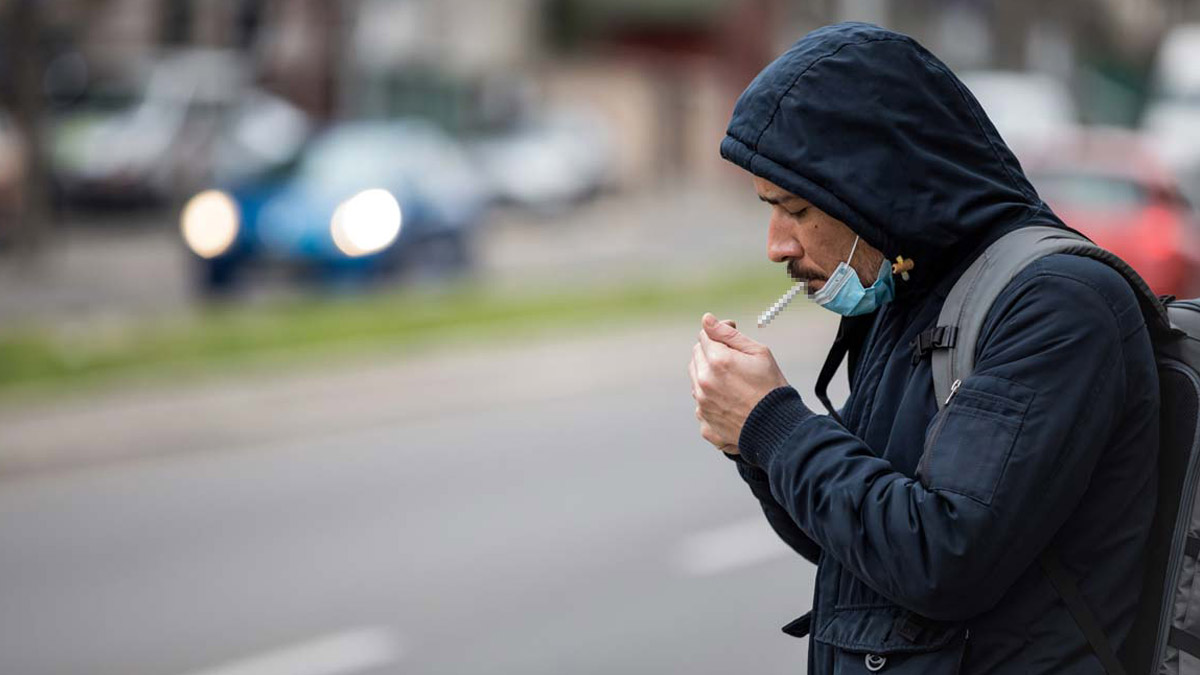 Bakan Koca uyarmıştı! Açık alanda sigara içmek artık yasak