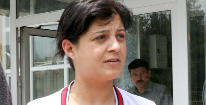 Genç kadın borcunu ödemeyen 
sevgilisini bıçakladı