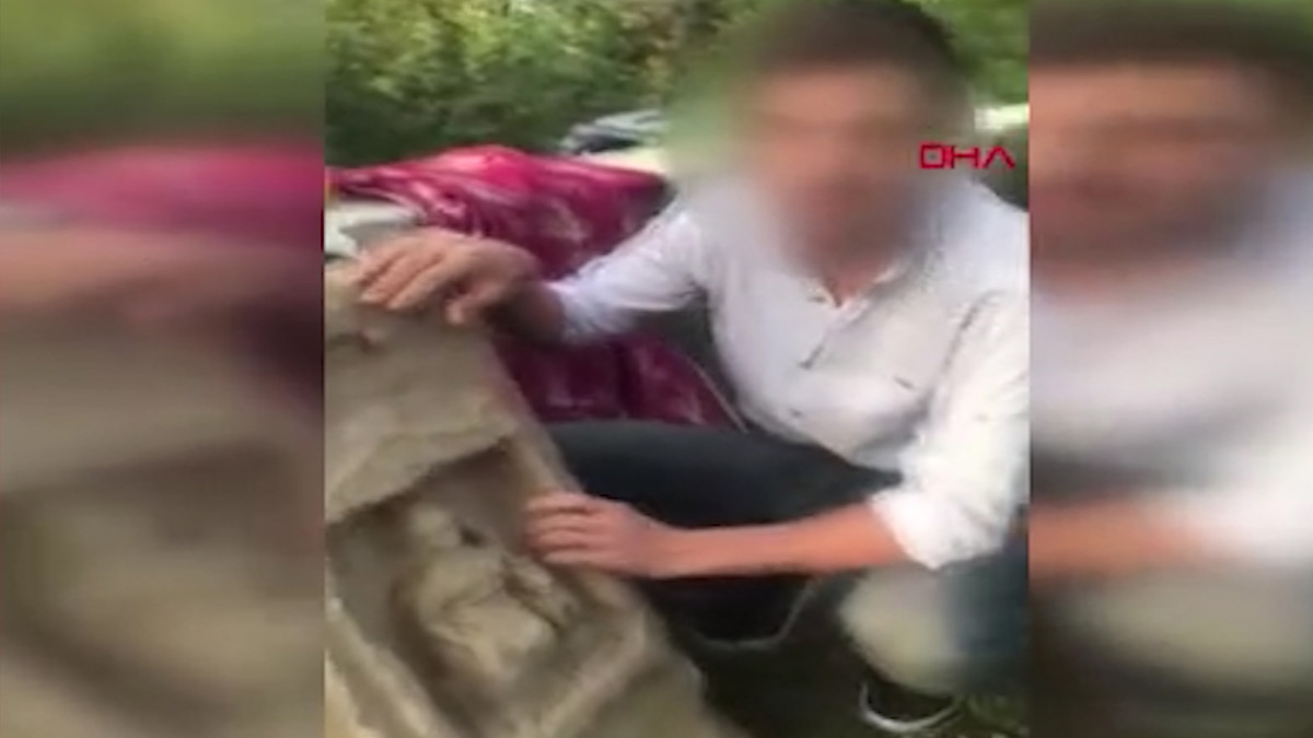 Çaldığı tarihi eseri video çekerek tanıttı