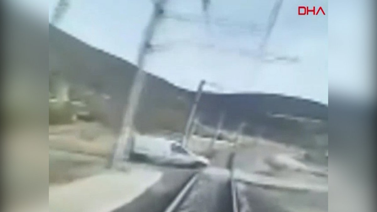 Dayı ile yeğenin öldüğü tren kazası kamerada