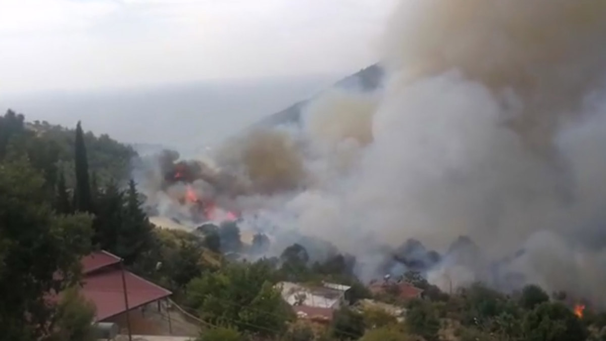 Mersin'de orman yangını! 50 hane boşaltıldı, kara yolu kapatıldı