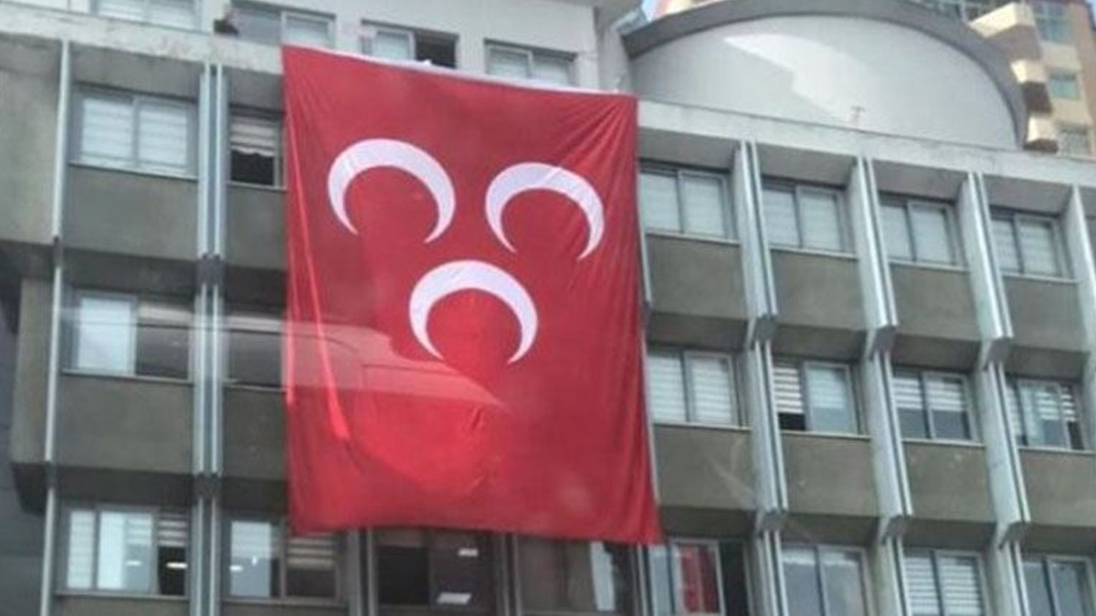 İYİ Partili belediyeye MHP bayrağı