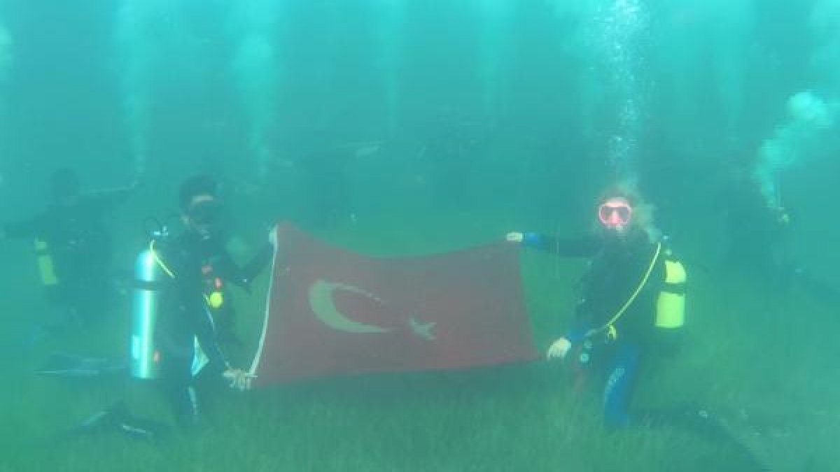 Cumhuriyet Bayramı'nı su altında kutladılar