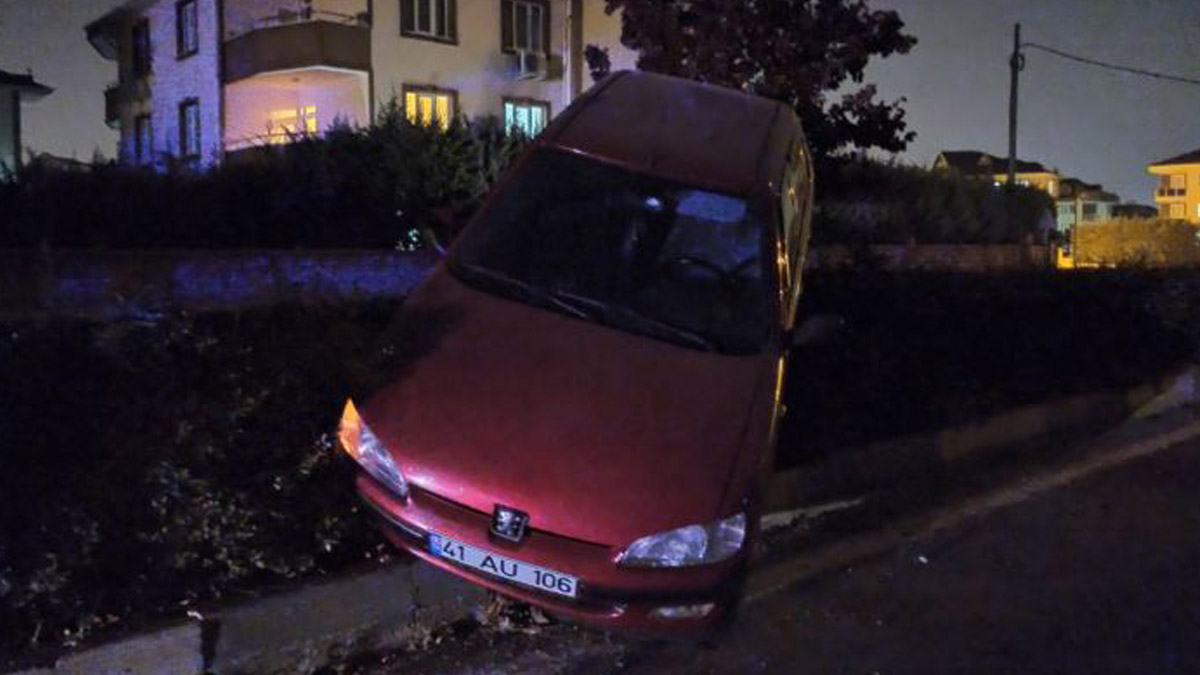 Kaza yapan araç bariyerlerde asılı kaldı