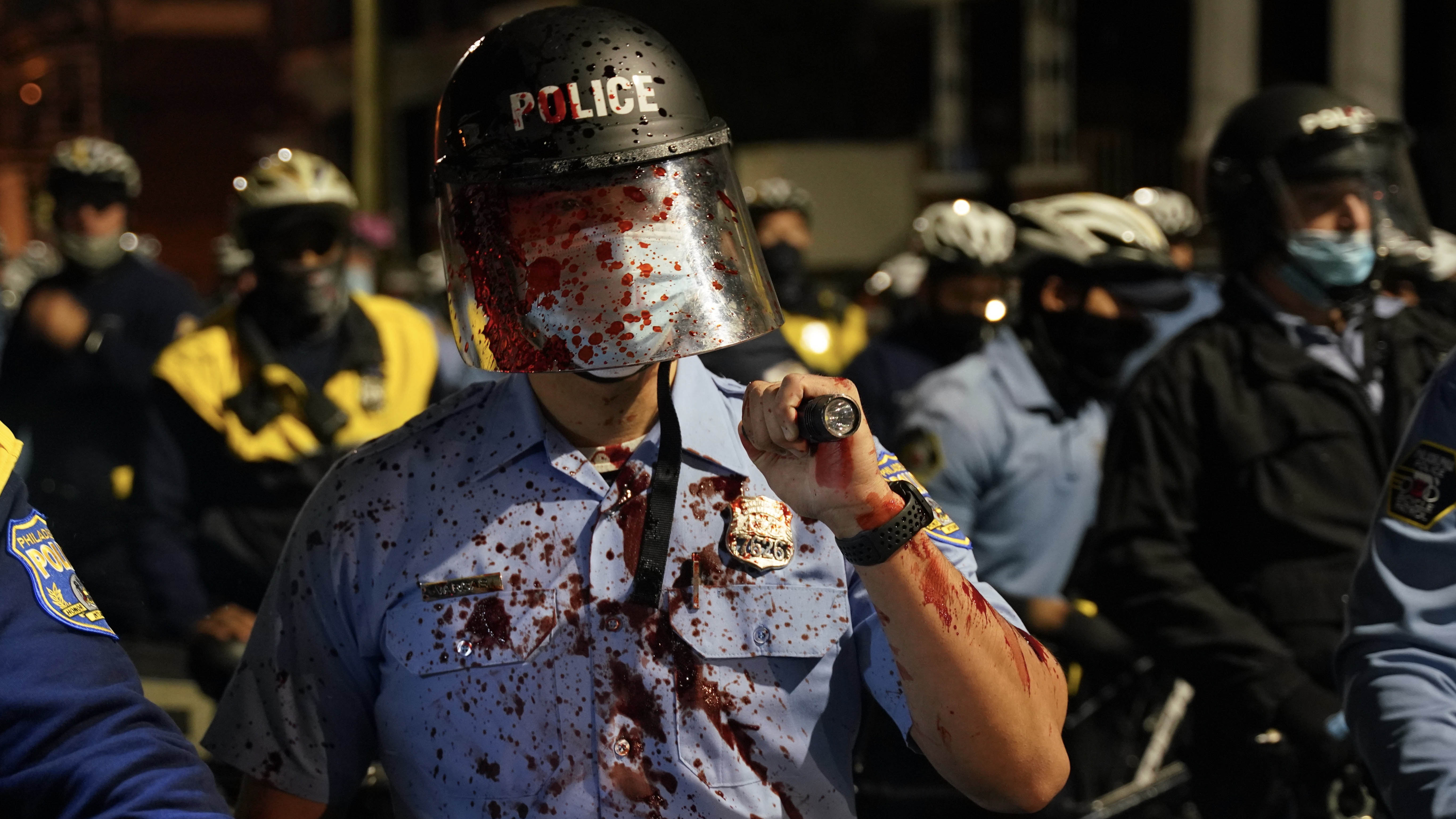 Siyahi genç vuruldu ortalık karıştı: Philadelphia'da sokağa çıkma yasağı