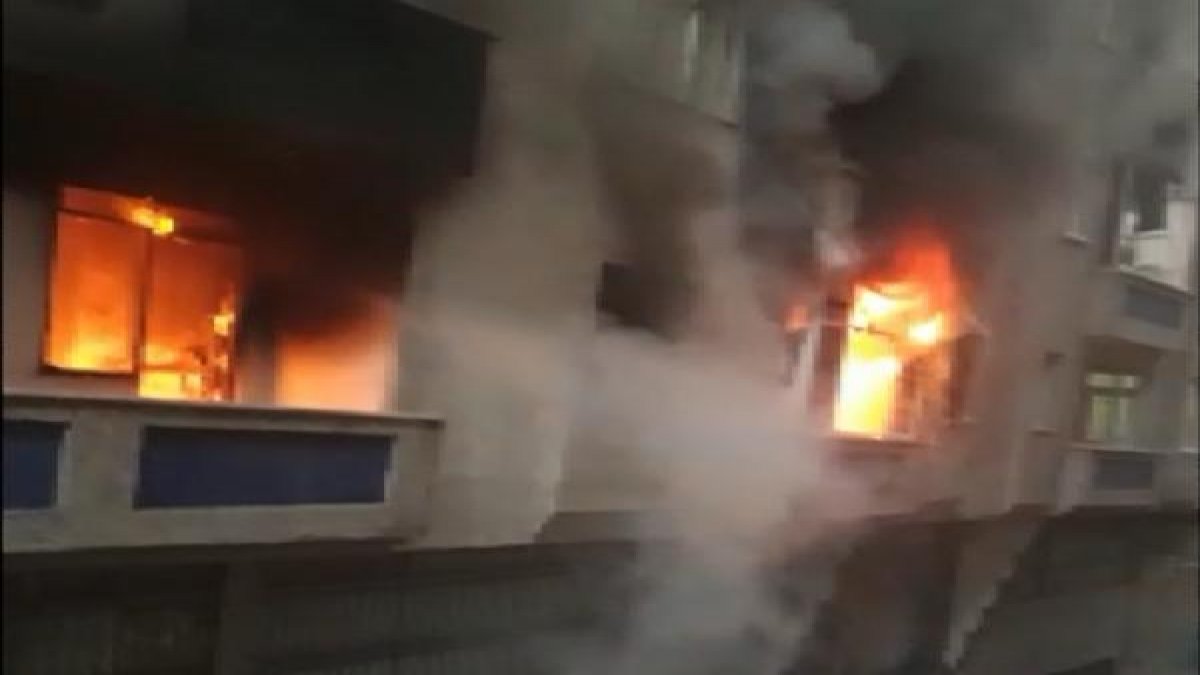 Bağcılar'da uyuşturucu bağımlısı genç evi yaktı