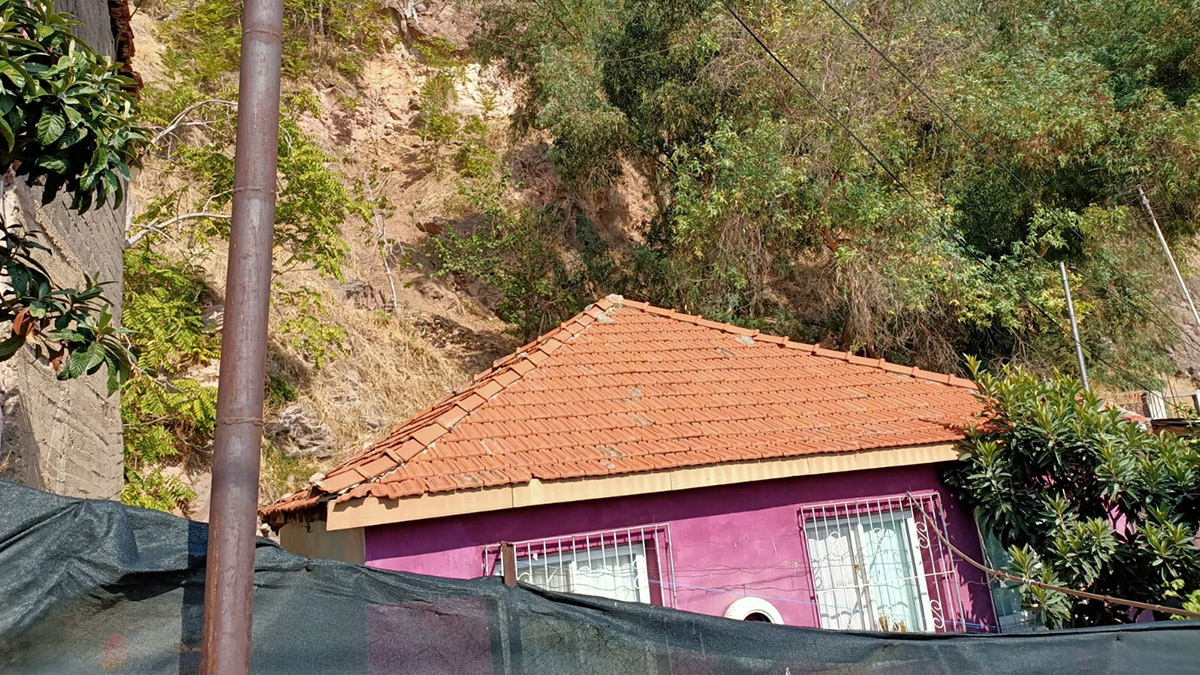 İzmir�de evi hasar gören aileye Büyükşehir’den yardım eli