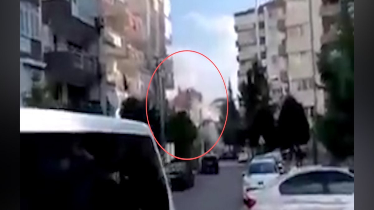 İzmir'de depremde binanın yıkılma anı kameraya yansıdı