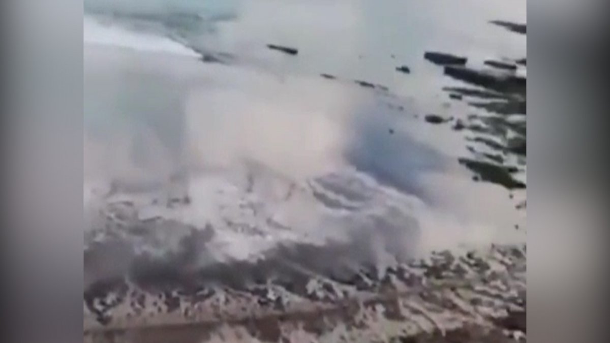 Deprem sonrası deniz çekildi, dev dalga korkuttu