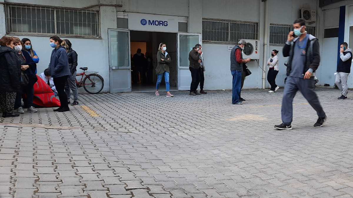 İzmir’deki depremde yakınlarını kaybedenler morg önünde bekliyor