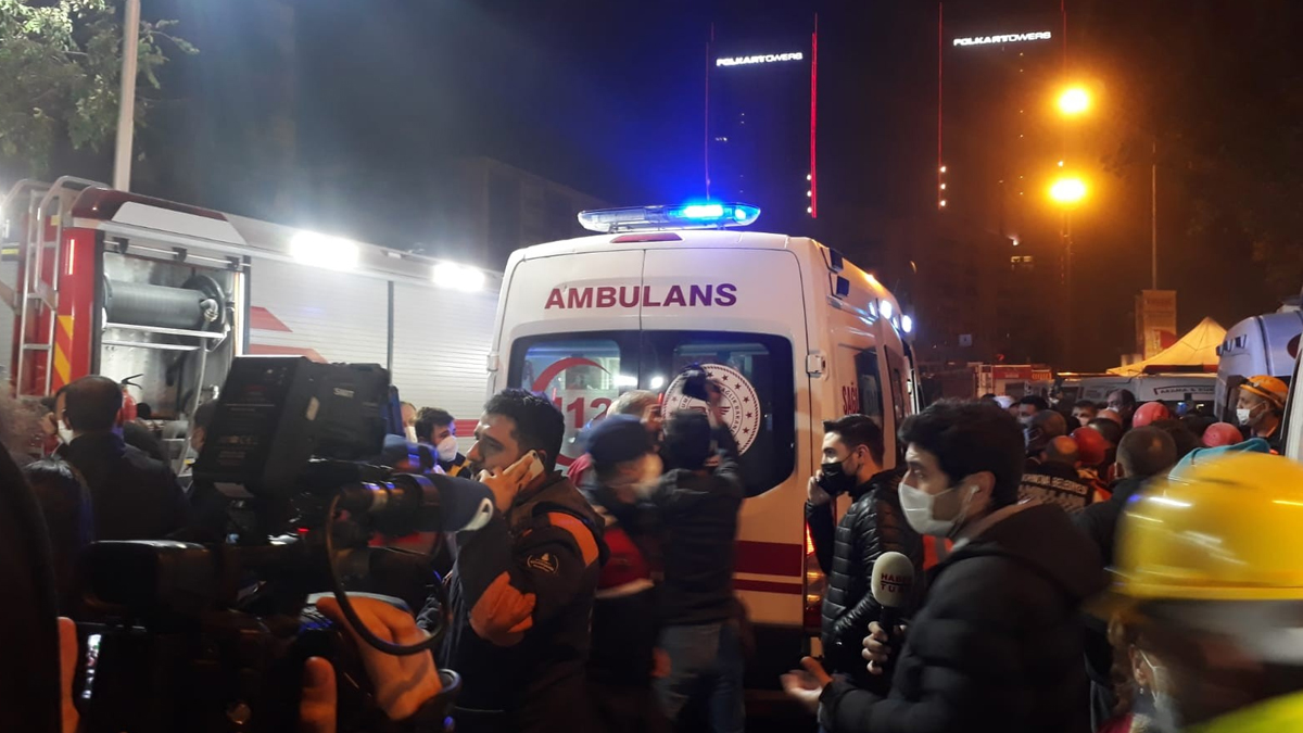 Enkazdan mucize çıktı: 33 saat sonra yaralı kurtuldu