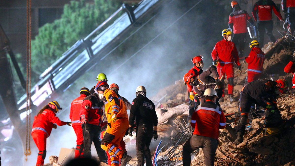 70 yaşındaki Ahmet Çitim'i enkazdan kurtaran ekip: Mutluluktan kendimizi kaybettik