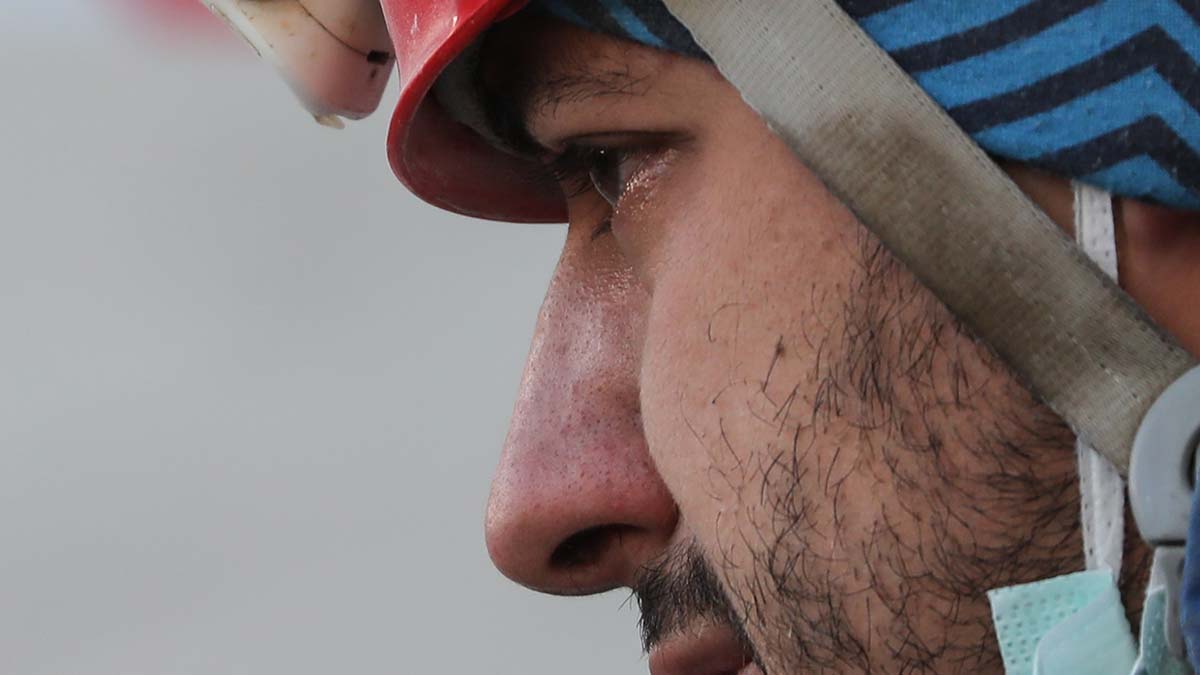 3 kişilik aileyi enkazdan çıkaran arama-kurtarma ekibinden Tahsin Kaymak gözyaşlarını tutamadı