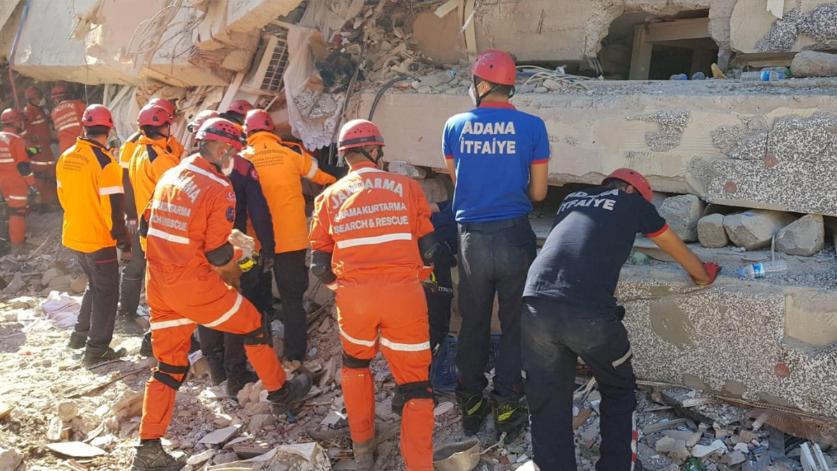 Adana Büyükşehir ekipleri İzmir’de hayat kurtarmak için sürdürülen çalışmalara katıldı