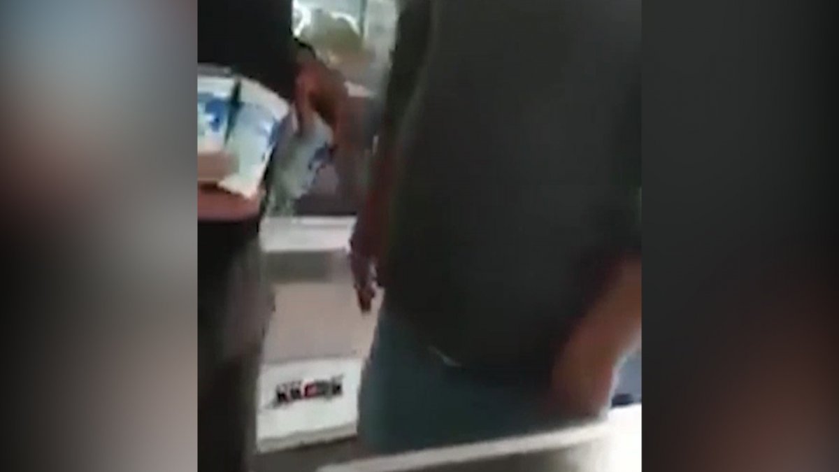 Depremzedelere dağıtılan yardımları alıp sattı