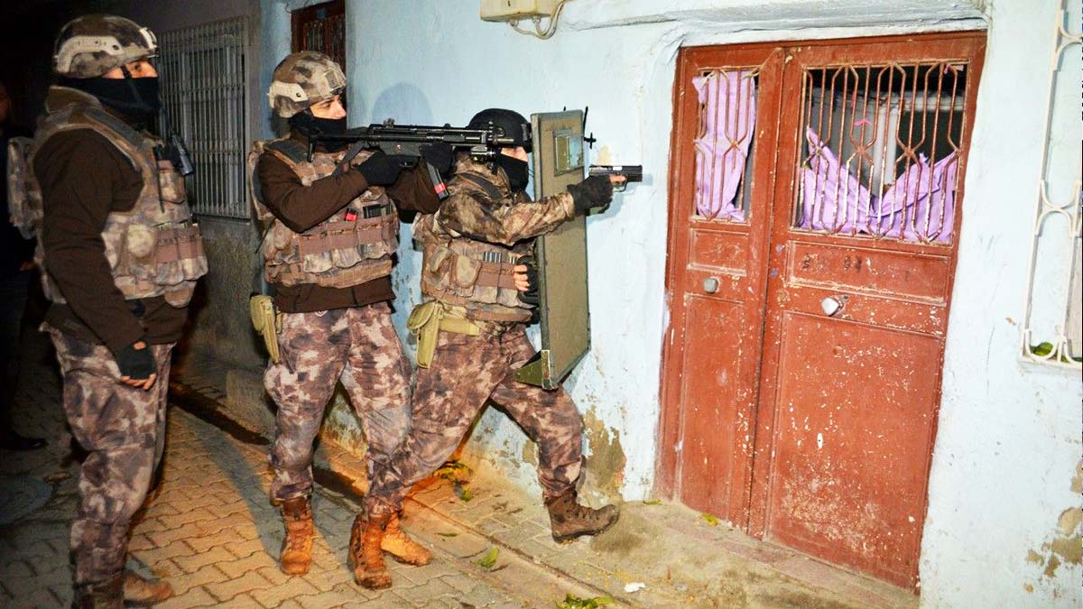 DEAŞ'a darbe üstüne darbe! 204 şüpheli şafak baskınlarında gözaltına alındı