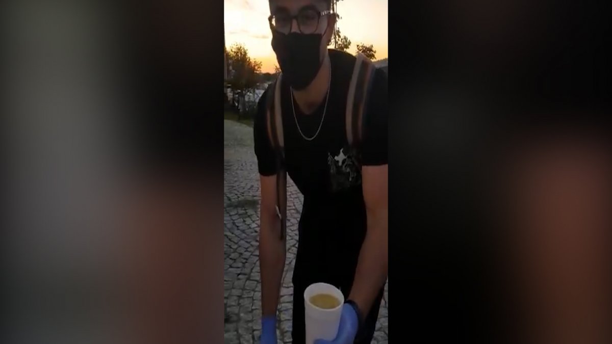 Kendi yaptığı çorbayı kurtarma ekibine dağıttı