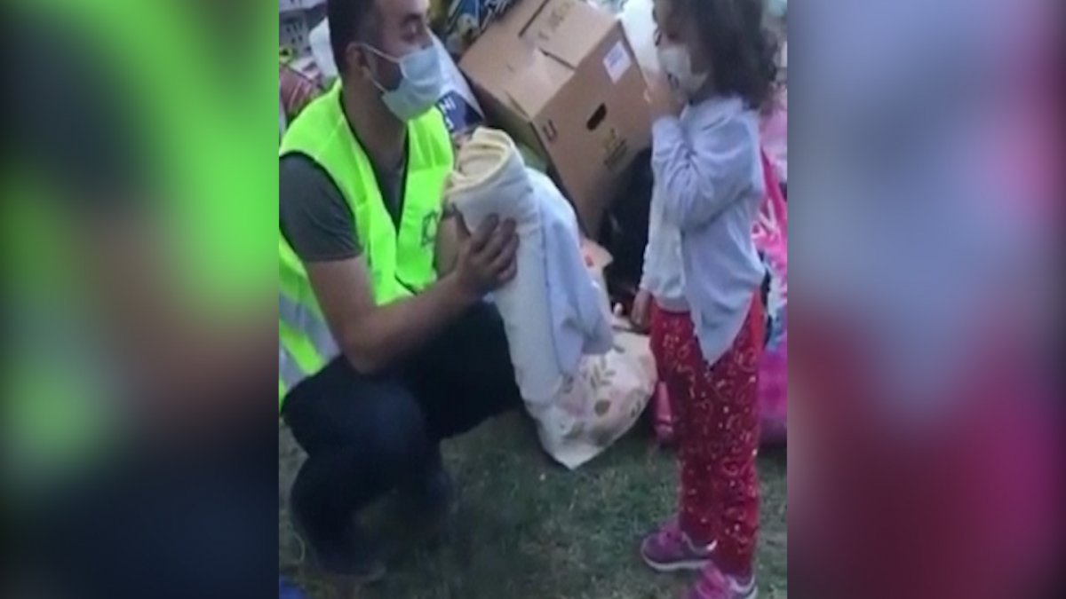 Minik kız battaniyesini depremzedelere verdi