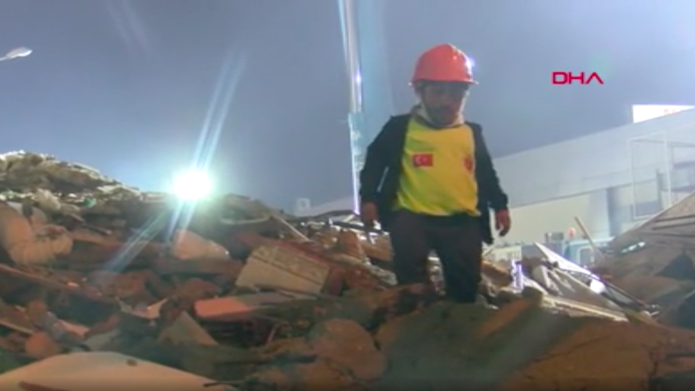 Küçük dev adam: Bir metre boyu ile 4 gündür hayat kurtarıyor