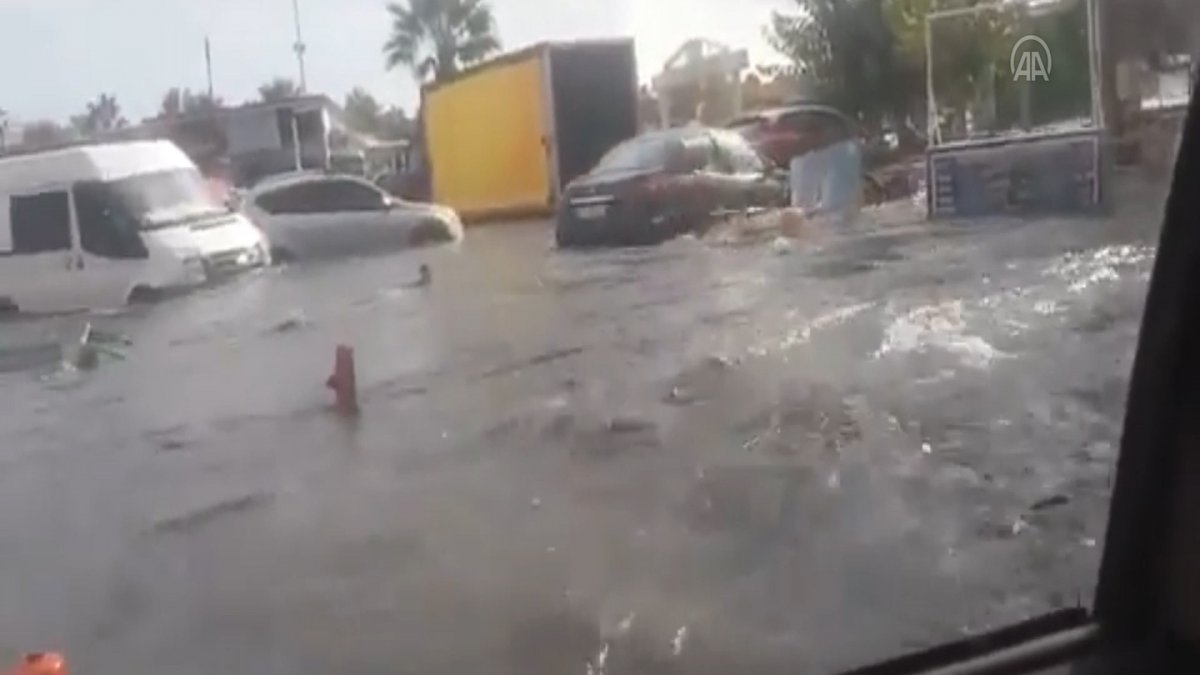 Deprem sonrası oluşan taşkında mahsur kaldı