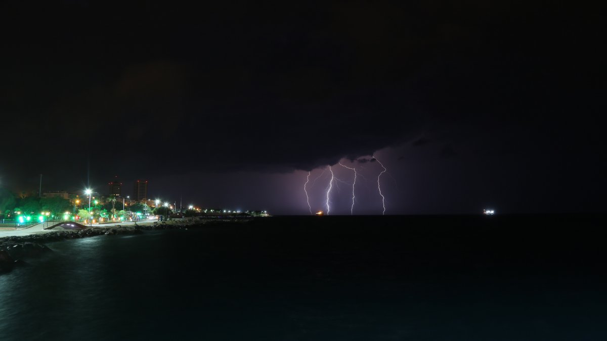 İskenderun Körfezi'nde görsel şölen: Şimşekler geceyi böyle aydınlattı