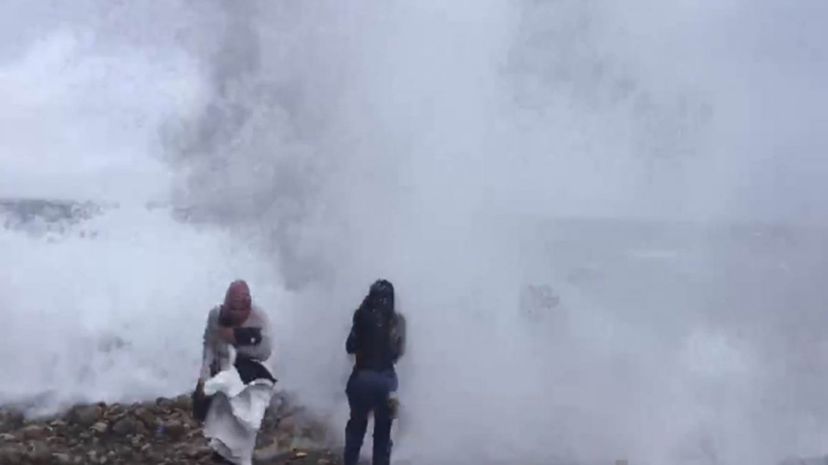 Uyarılara aldırmayınca dev dalgaların altında kaldılar