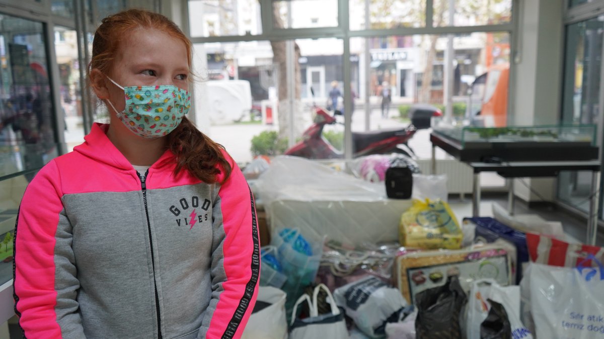 İzmir'e yardım gönderen küçük kız gözyaşlarına boğuldu