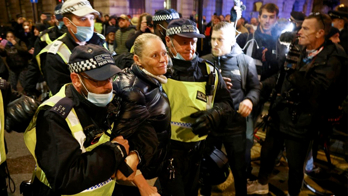 İngiltere'de ikinci karantina olaylı başladı: 104 gözaltı