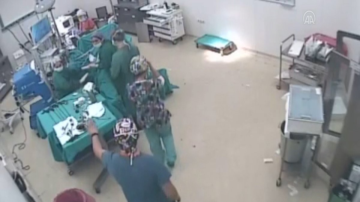 İzmir'deki depreme ameliyat yaparken yakalandılar