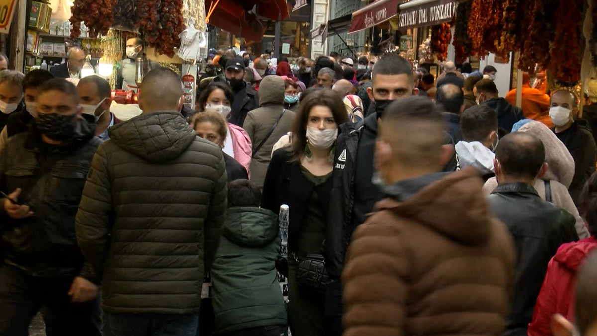 Mısır Çarşısı'na akın ettiler! Polis drone ile uyardı