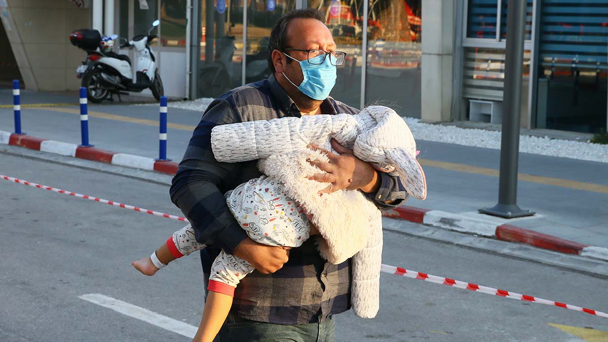 Minik Ayda taburcu oldu, babası kucağında taşıdı