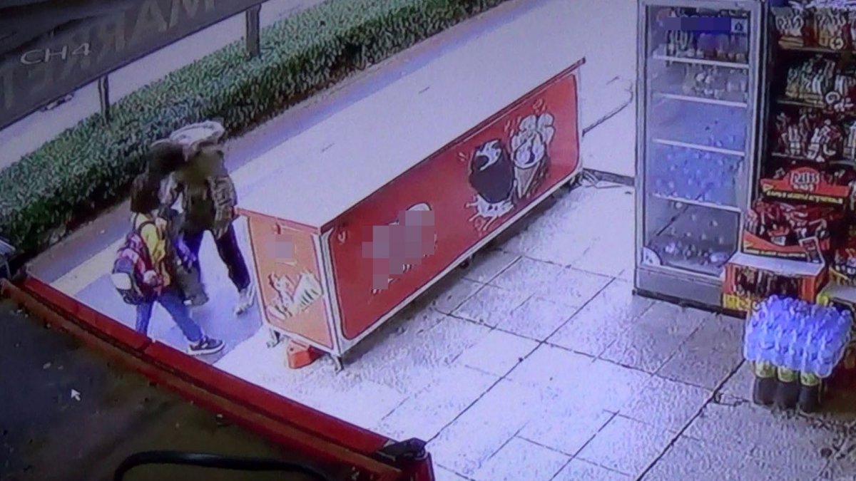 Maskesiz genç, küçük kızın yüzüne hapşırdı